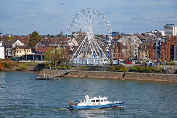 Ein Riesenrad am Beueler Rheinufer