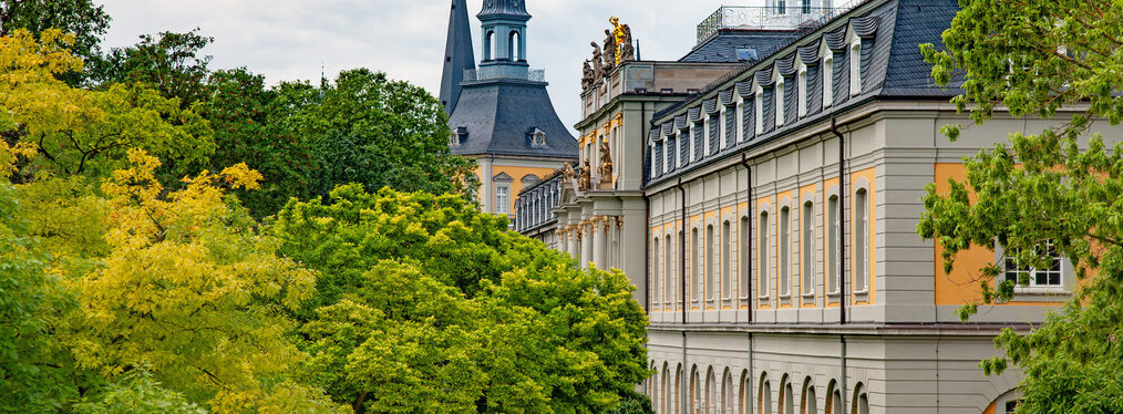 Das Universitäts-Hauptgebäude im Herzen der Stadt