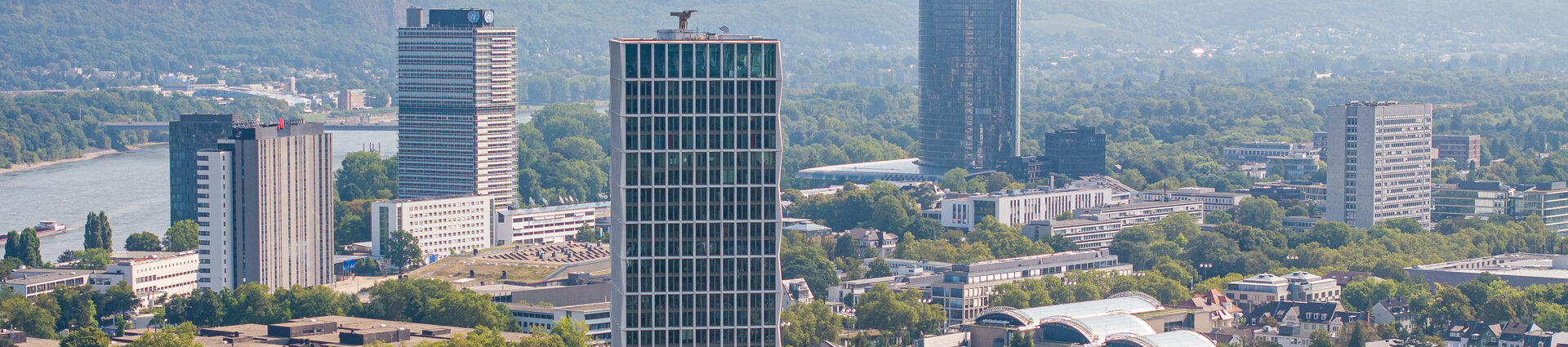 Luftaufnahme Hochhaus "Neuer Bundeskanzlerplatz" im Regierungsviertel. Im Hintergrund weitere Hochhäuser.