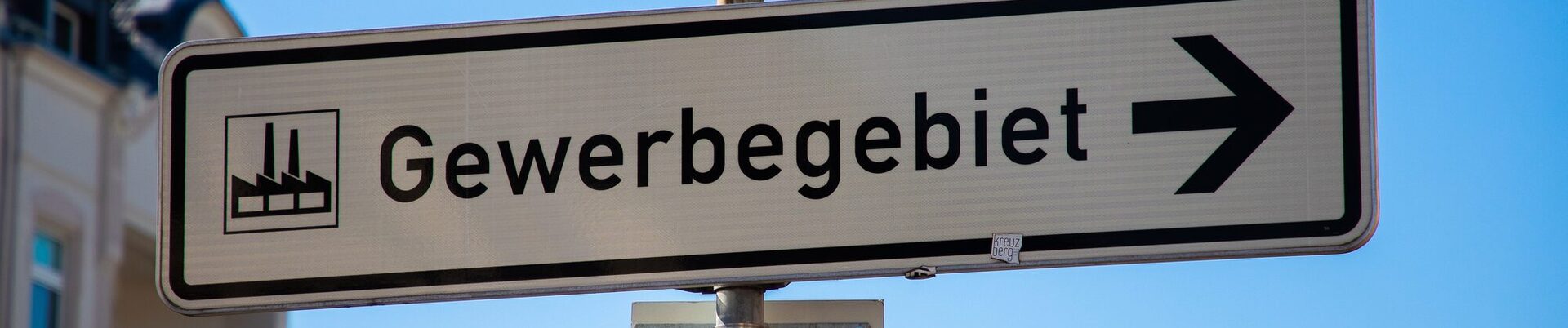 Verkehrschild "Gewerbegebiet" mit Pfeil nach rechts.