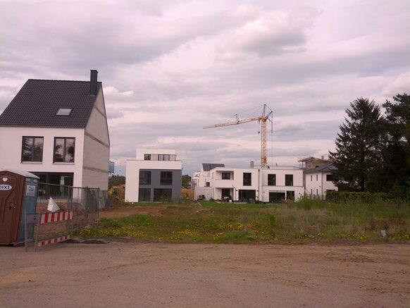 Baustelle mit Bauzäunen und Kran im Baugebiet Am Hölder.