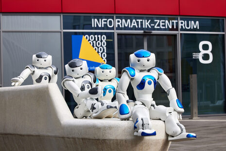 Roboter auf einer Bank vor dem Informatik-Zentrum