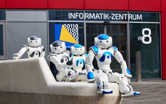 Roboter auf einer Bank vor dem Informatik-Zentrum