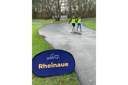 Zwei Jogger in der Rheinaue