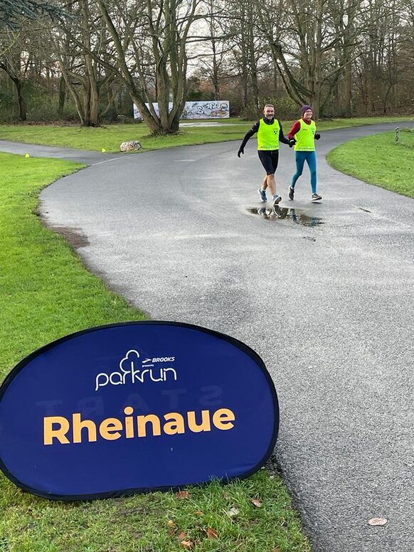 Zwei Jogger in der Rheinaue