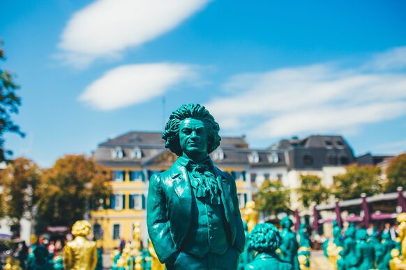 Beethovenfiguren vom Objekt- und Konzeptkünstler Ottmar Hörl auf dem Münsterplatz.