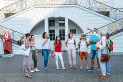 Gruppe vor dem Alten Rathaus