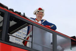 Leibgardist im Stadtrundfahrtenbus