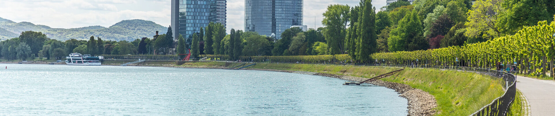 Rheinpromenade Bonn mit UN- und Posttower im Hintergrund.