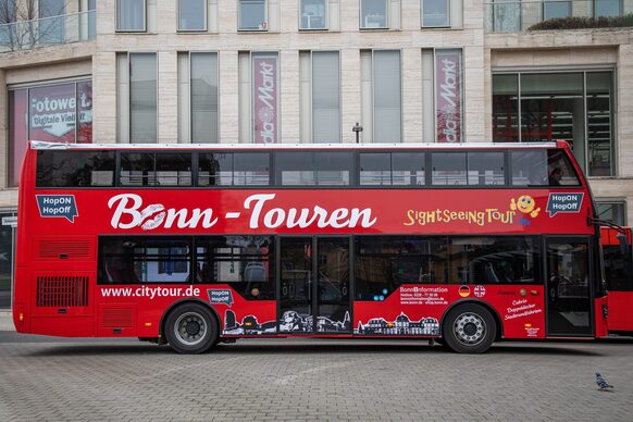 Ein roter Doppeldecker-Bus mit der Aufschrift "Bonn-Touren".