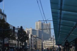 Das Stadthaus von der Stadtbahnhaltestelle am Bertha-von-Suttner-Platz aufgenommen