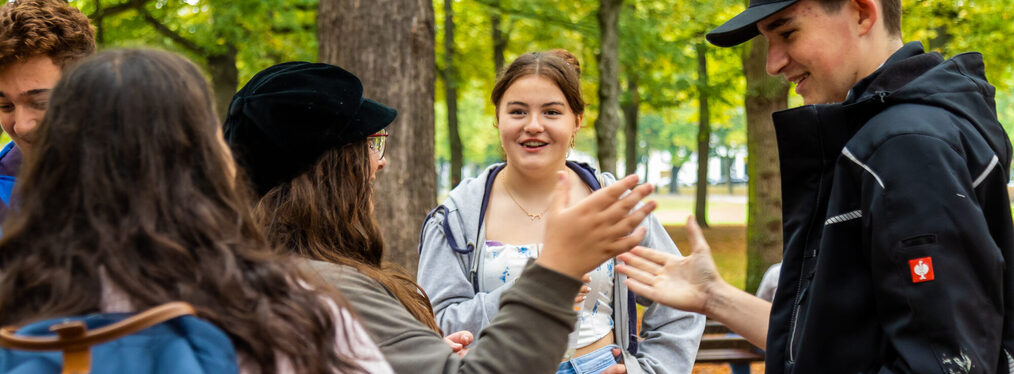 Eine Gruppe von Jugendlichen im Gespräch miteinander