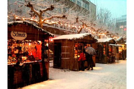 Holzütten im Schnee