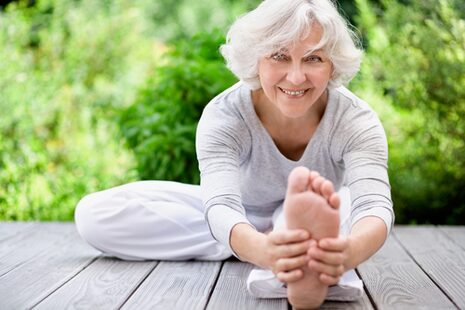 Eine Seniorin bei der Gymnastik