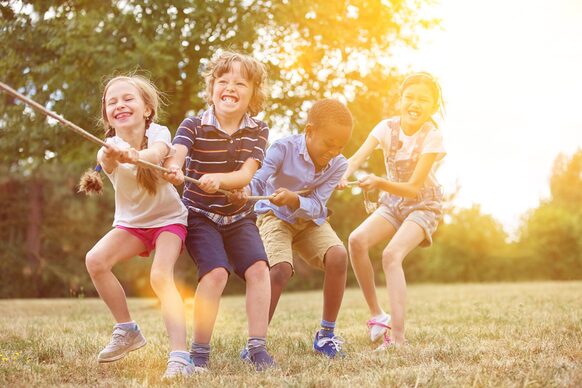 Kinder beim Tauziehen