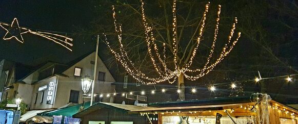 Weihnachtlich geschmückte Bäume und Buden beim Adventsmarkt Duisdorf